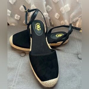 GBG Los Angeles Black and Tan Espadrille Flats